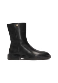 Czarne skórzane botki sięgające do kostki z okrągłym noskiem, gładką fakturą, niskim obcasem w kształcie bloku i złotym logo na boku. Prosty i nowoczesny design.