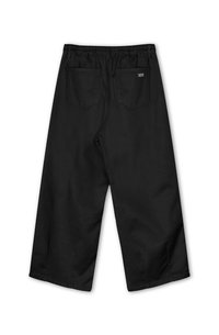 Pantaloni neri a gamba larga realizzati in tessuto morbido. Presentano una vita elasticizzata e due tasche posteriori con un piccolo etichetta di marca su una tasca.