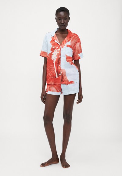 Rød og blå blomstret kortærmet pyjamasæt lavet af let materiale; har knaplukning fortil, to lommer og afslappede shorts.