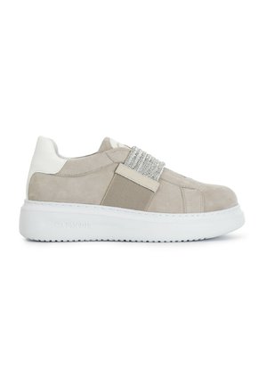 Sneaker in suede color beige chiaro con accenti bianchi, caratterizzate da una fascia elastica testurizzata decorata con strass e una spessa suola in gomma bianca.
