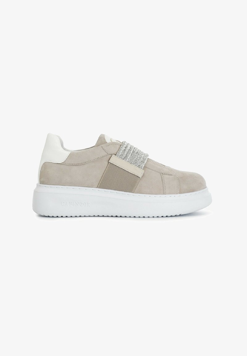 Zamszowe sneakersy w jasnym beżu z białymi akcentami, z teksturowanym elastycznym paskiem ozdobionym kryształkami oraz grubą białą gumową podeszwą.