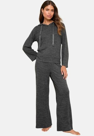 Grau zweiteiliges Loungewear-Set mit einem kapuzenpullover mit gerippten Akzenten und weiter Hose. Weicher, strukturierter Stoff mit langen Ärmeln.