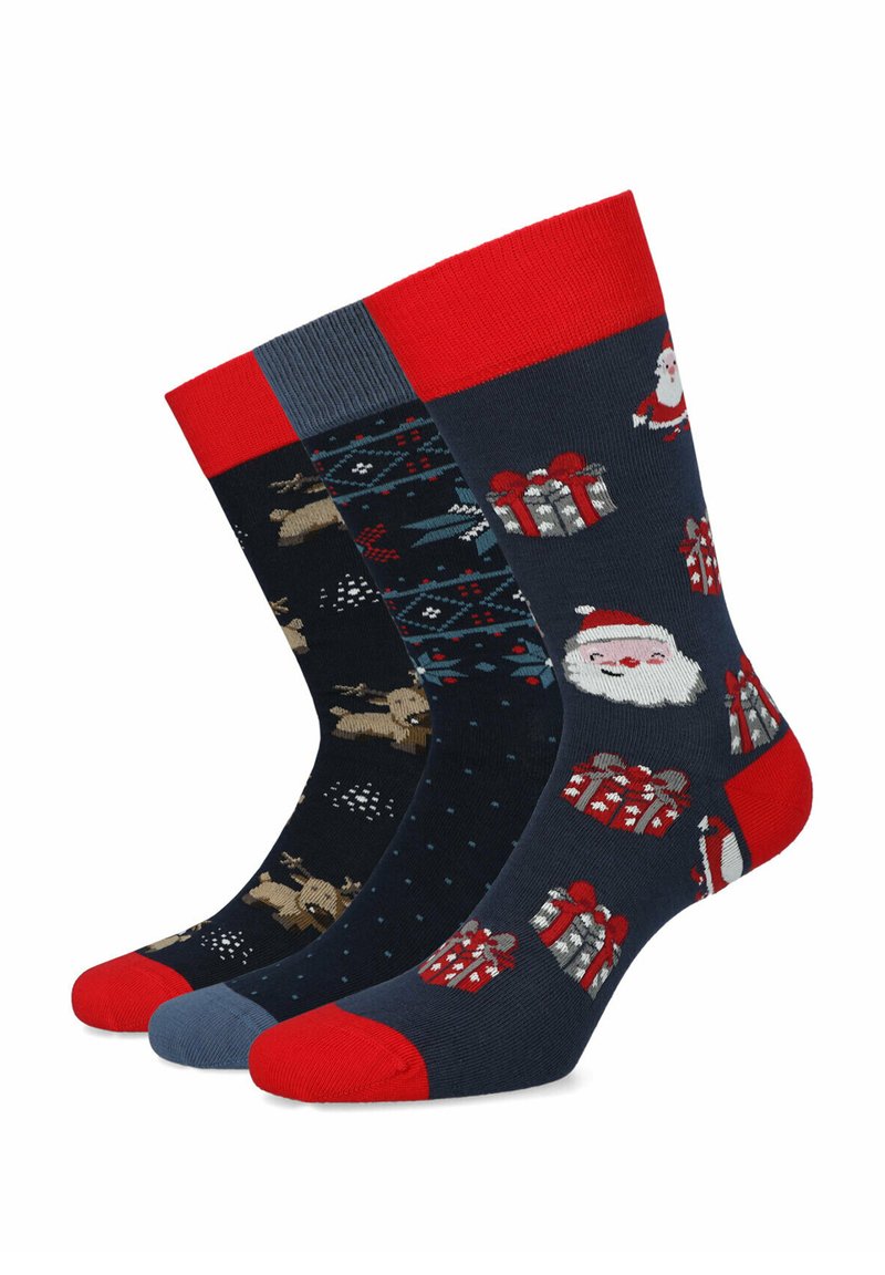 Trzy pary ciemnych skarpet z świątecznymi wzorami: czerwone akcenty, Święty Mikołaj, płatki śniegu i prezenty; różne wzory i faktury. 