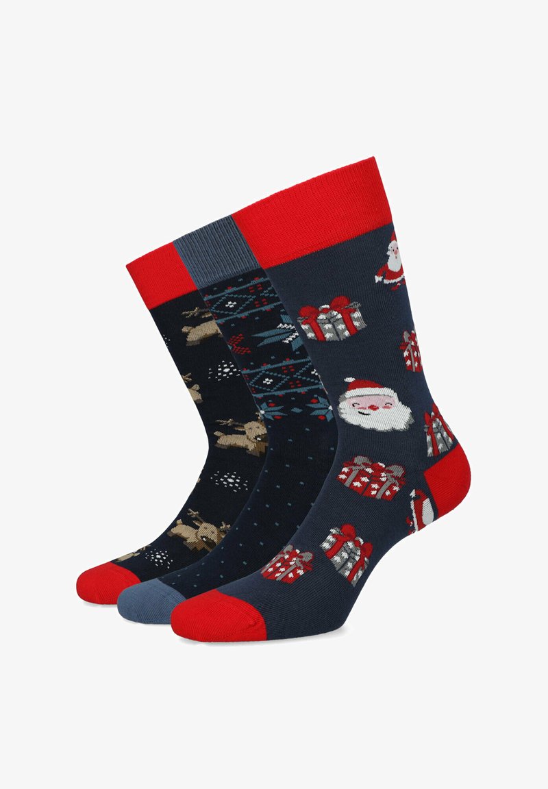 Trzy pary ciemnych skarpet z świątecznymi wzorami: czerwone akcenty, Święty Mikołaj, płatki śniegu i prezenty; różne wzory i faktury.