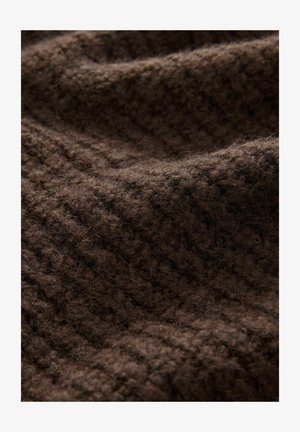 Smeđi pleteni materijal s dlačastom teksturom, koji ima rebrasti uzorak. Materijal izgleda debelo i toplo, prikladno za zimske odjevne predmete.