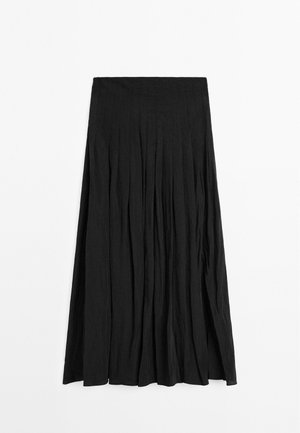 Jupe plissée noire en tissu léger, avec une taille haute et un design fluide agrémenté de lignes de texture verticales.