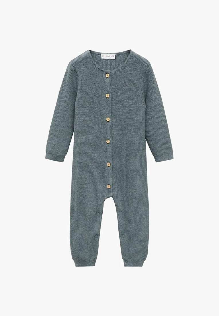 Sivý pletený overal s dlhými rukávmi, s okrúhlym výstrihom a drevenými gombíkmi po prednej strane. Mäkká textúra a priliehavé manžety.