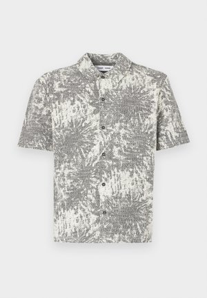 Camisa de botões de manga curta com padrão abstrato em preto e branco. Apresenta gola e botões frontais, feita de tecido leve.