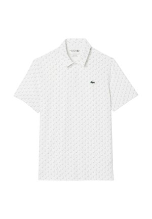 Camisa polo blanca hecha de tejido transpirable, con un patrón repetitivo de marcas de verificación verdes y un logotipo verde bordado en el pecho.