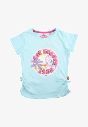 T-shirt bleu clair à manches courtes en coton, avec un motif circulaire représentant des palmiers et le texte "Lee Cooper 1908" en rose et violet.
