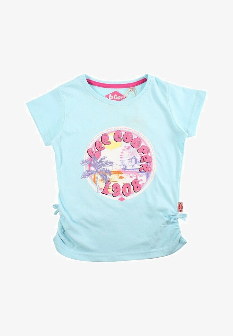 T-shirt bleu clair à manches courtes en coton, avec un motif circulaire représentant des palmiers et le texte "Lee Cooper 1908" en rose et violet.