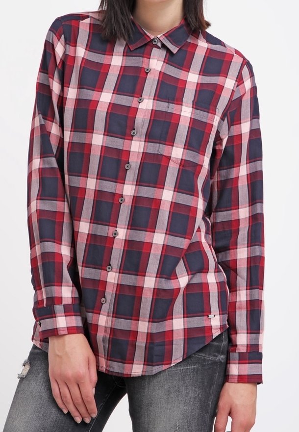 Chemise à manches longues à carreaux avec un motif rouge, marine et gris, fermeture à boutons, ourlet arrondi et une poche sur la poitrine.