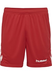 Rote Sportshorts aus glattem Stoff, mit einem elastischen Bund und weißen Logo- sowie Akzentdetails an den Seiten.