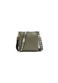 Zielona oliwkowa torebka crossbody z sztucznej skóry w kształcie prostokąta, z zamknięciem na zamek i wzorzystym paskiem z napisem "RIVER ISLAND".