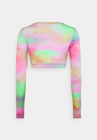 Długi rękaw, krótki top z miękkiego, elastycznego materiału, z wielokolorowym wzorem tie-dye w pastelowych odcieniach różu, zieleni i niebieskiego.