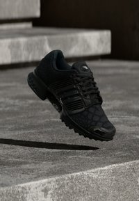 Valitud, core black/carbon