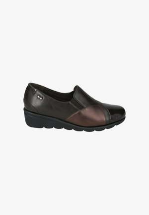 Scarpa slip-on in pelle marrone con punta arrotondata, caratterizzata da un design bicolore e finiture testurizzate, e una suola nera ammortizzata.