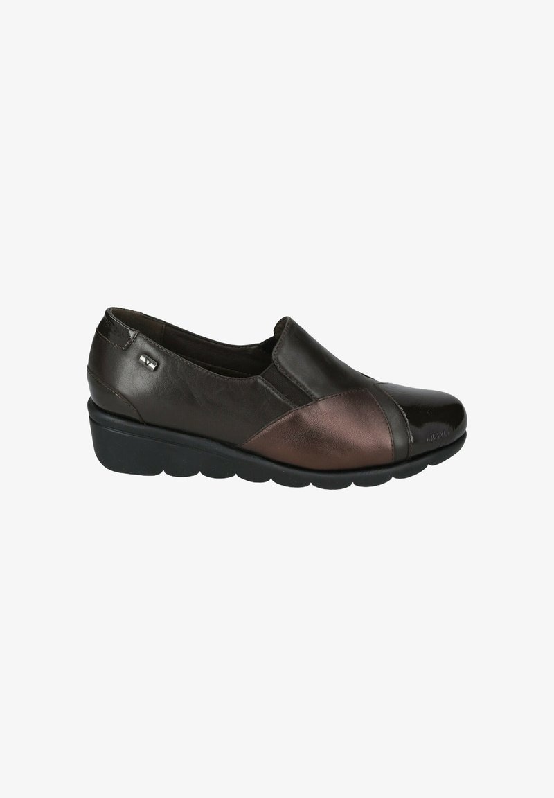 Scarpa slip-on in pelle marrone con punta arrotondata, caratterizzata da un design bicolore e finiture testurizzate, e una suola nera ammortizzata.