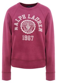 Vinröd crewneck-tröja med vit logotyp och text. Har ribbade muddar och fåll, mjuk textur och raglanärmdesign.