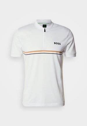 Biała koszulka polo z półzamkiem, z poziomym paskiem w kolorze beżowym i czarnym na wysokości klatki piersiowej. Logo BOSS po lewej stronie.