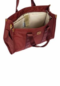 Borsa a spalla in tessuto rosso con dettagli in pelle marrone, due manici robusti e un ampio interno beige che presenta un piccolo scomparto e un logo.