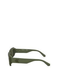 Ochelari de soare verzi din plastic cu rame groase, lentile plate și detaliu cu logo pe lateral. Bratele au o finisare mată și vârfuri conice.