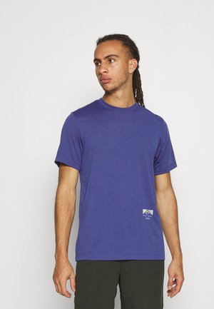 TEE TRAIL - Print T-shirt - dark purple dust