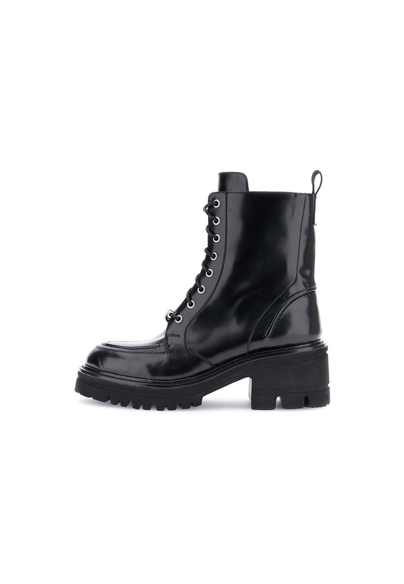 Stivaletto alla caviglia in pelle nera con lacci, suola spessa, punta arrotondata, finitura elegante e occhielli in metallo. Presenta un tassello sul tallone.