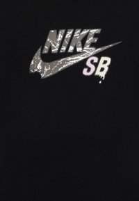 Černé tričko s velkým stylizovaným logem Nike v stříbrné a bílé barvě, se "SB" v jemně fialové. Hladký materiál, kulatý výstřih.