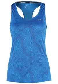 Débardeur de running bleu Nike avec motif de lignes ondulées noires, dos nageur et petit logo Nike Swoosh argenté sur la poitrine.