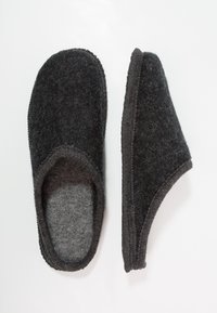 Donkergrijze vilten slippers met een ronde neus en open achterkant, voorzien van een zachte grijze voering en contrasterende stiksels langs de randen.