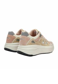 Des sneakers imposants en suédine beige et rose avec des accents gris. Elles présentent un dessus texturé et une épaisse semelle intermédiaire blanche. Logo sur le talon.