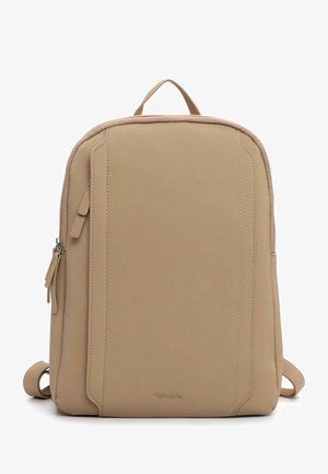 Beige rechthoekige rugzak met afgeronde hoeken, bovenste handvat, voorvak met rits en slanke schouderbanden.