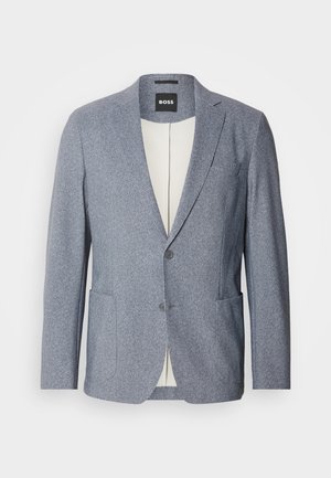 Lõdvalt istuv sinine tekstuuriga bleiser, millel on sakilised kraed, kaks nuppu ja kaks esikotti. Sisemine vooder on kreemivärvi. Valmistatud kangaste segust.