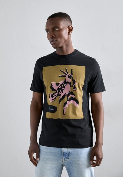 Czarny bawełniany t-shirt z graficznym nadrukiem ptaka w różowym kolorze na oliwkowym tle. Krótkie rękawy i okrągły dekolt.