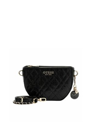 Sac bandoulière matelassé noir de la marque Guess avec une sangle chaîne dorée, fermeture éclair et breloques logo décoratives.