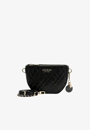 Sac bandoulière matelassé noir de la marque Guess avec une sangle chaîne dorée, fermeture éclair et breloques logo décoratives.