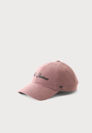 Rosa Cord-Baseballkappe mit schwarzem Sticktext und gebogenem Schirm auf einfarbig hellem Hintergrund.