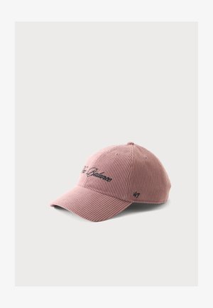 Rosa Cord-Baseballkappe mit schwarzem Sticktext und gebogenem Schirm auf einfarbig hellem Hintergrund.