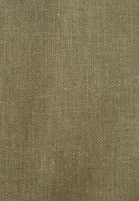 Karestatud, khaki värvi kangas punutud mustriga, millel on pehme, matt viimistlus ja ühtlane pind kogu ulatuses.