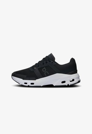 Schwarze Sportschuhe mit einem atmungsaktiven Mesh-Obermaterial, Gummisohle und weißen Akzenten. Sie verfügen über ein gepolstertes, unterstützendes Design mit sichtbaren Belüftungslöchern.