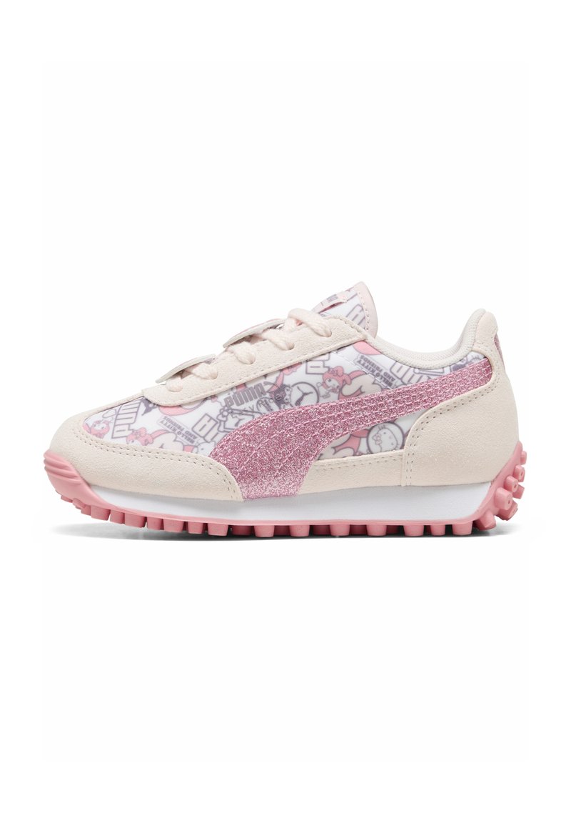 Sneakers Puma z różowo-białym wzorem na cholewie, zamszowymi akcentami, błyszczącym różowym Swooshem i teksturowaną gumową podeszwą.