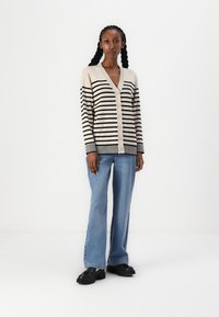 VILA VIOSTRIA V NECK  - Jopica - feather gray/black beauty