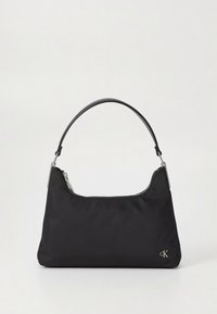 Crna nylon torba s zakrivljenim, strukturiranim oblikom. Ima gornju zatvarač, glatku teksturu i kontrastni logo.