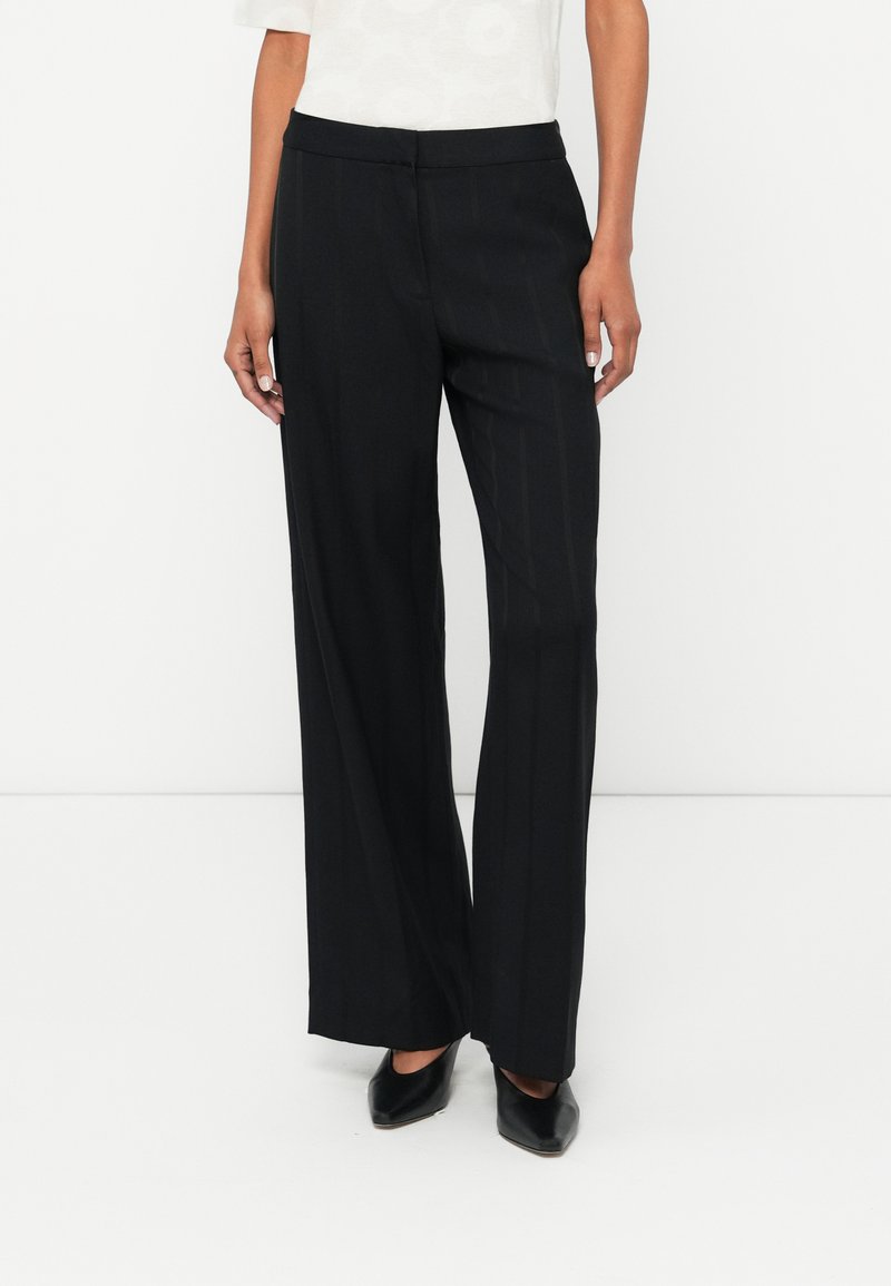 Černé kalhoty s širokými nohavicemi a hladkým povrchem, zdobené jemným proužkovým vzorem, s plochým pasem a uvolněným střihem.