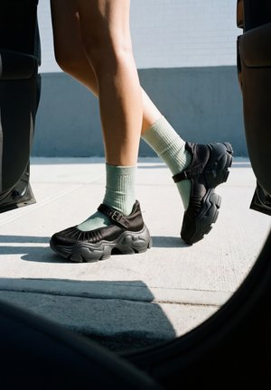 Buffalo, BINARY  - Plateaupumps - black