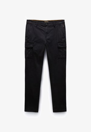 Pantalones cargo negros con un corte recto, que cuentan con dos bolsillos laterales, dos bolsillos en los muslos y un tejido resistente con una textura suave.