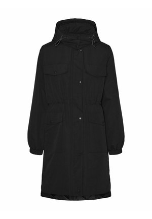 Parka negra con capucha ajustable, puños elásticos y dos bolsillos en el pecho. Cuenta con una cintura ceñida y un cierre de botón a presión. Textura suave.