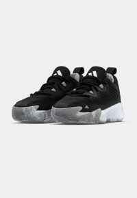 Melnas sporta kurpes ar teksturētu augšdaļu, ar pelēkām detaļām un caurspīdīgu zoli. Tajās ir šņorējums un cilpiņas papēžos.