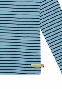 Langarmshirt mit blauen und dunkelblauen horizontalen Streifen, aus weichem Stoff gefertigt. Verfügt über ein kleines "loud + proud"-Label am Saum.